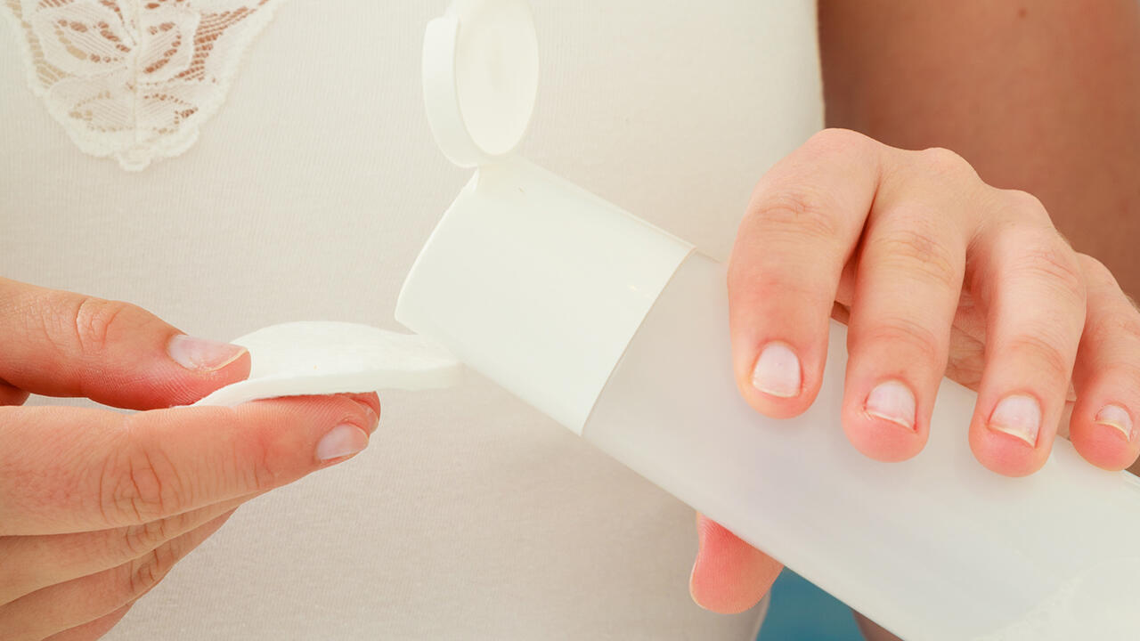 Augen-Make-up-Entferner sollen möglichst sanft zur Haut sein und keine bedenklichen Inhaltsstoffe enthalten. Augen-Make-up-Entferner sollen möglichst sanft zur Haut sein und keine bedenklichen Inhaltsstoffe enthalten.