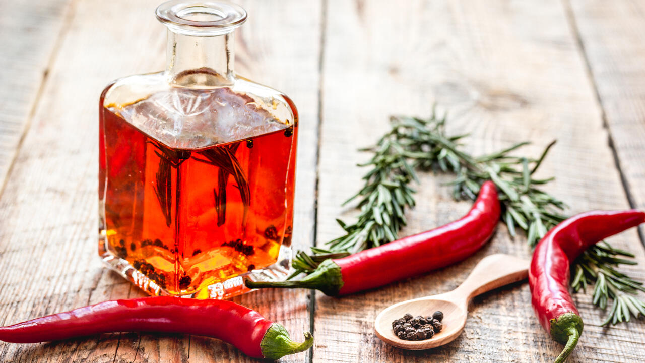 Chili-Öl müssen Sie nicht kaufen, sondern können es in Ihrer Lieblingsschärfe ganz einfach selbst herstellen. Chili-Öl müssen Sie nicht kaufen, sondern können es in Ihrer Lieblingsschärfe ganz einfach selbst herstellen.