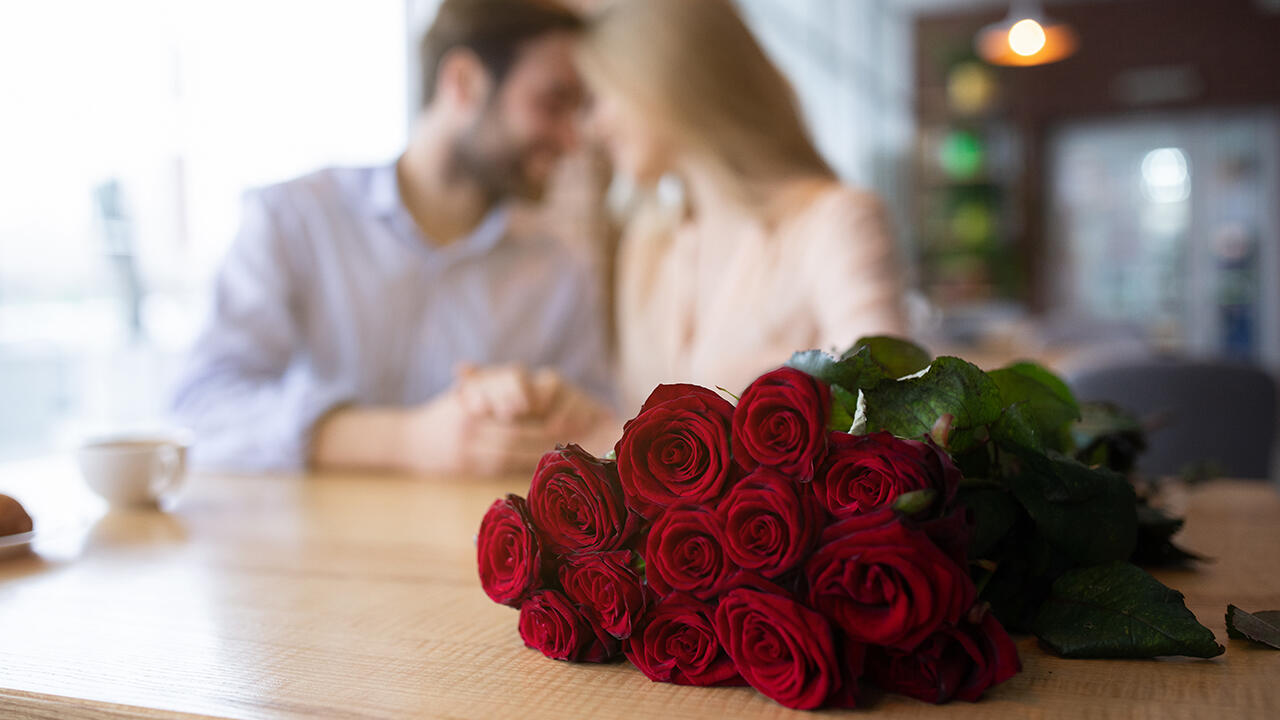 Einen Rosenstrauß zum Valentinstag sollte man sich besser sparen. Auf den meisten Rosen in unserem Test klebt eine geballte Ladung Pestizide.