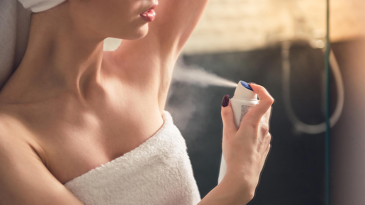 Deo-Test: Wir haben 50 Deos ohne Aluminium überprüft. Im Fokus: Inhaltsstoffe und Wirkversprechen. Deo-Test: Wir haben 50 Deos ohne Aluminium überprüft. Im Fokus: Inhaltsstoffe und Wirkversprechen.