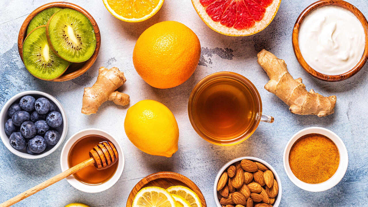 Orangen und Zitronen, Ingwer, Nüsse und Mandeln oder dunkle Beeren stärken das Immunsystem. Orangen und Zitronen, Ingwer, Nüsse und Mandeln oder dunkle Beeren stärken das Immunsystem.