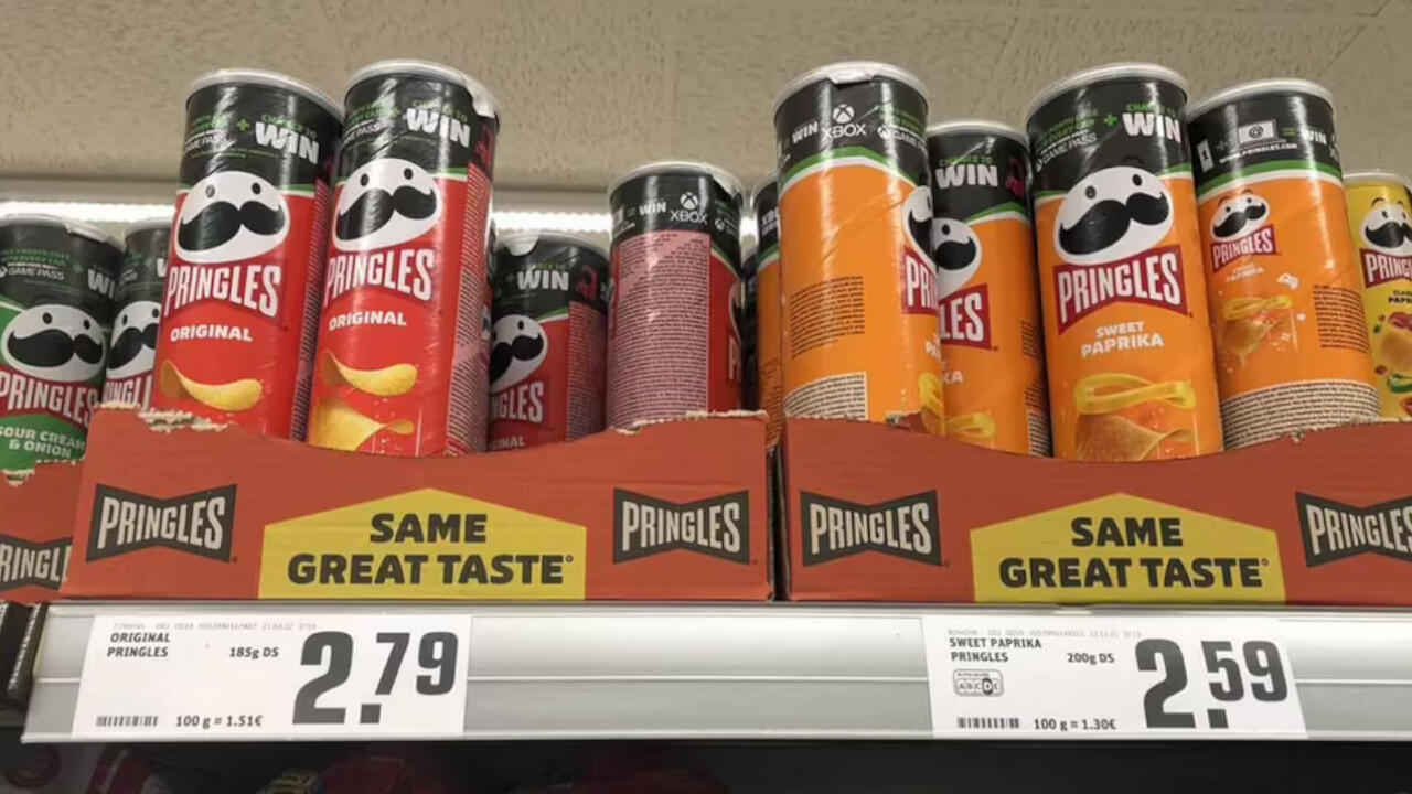 Die Pringles-Dosen blieben gleich groß, doch es sind weniger Chips in der Packung.