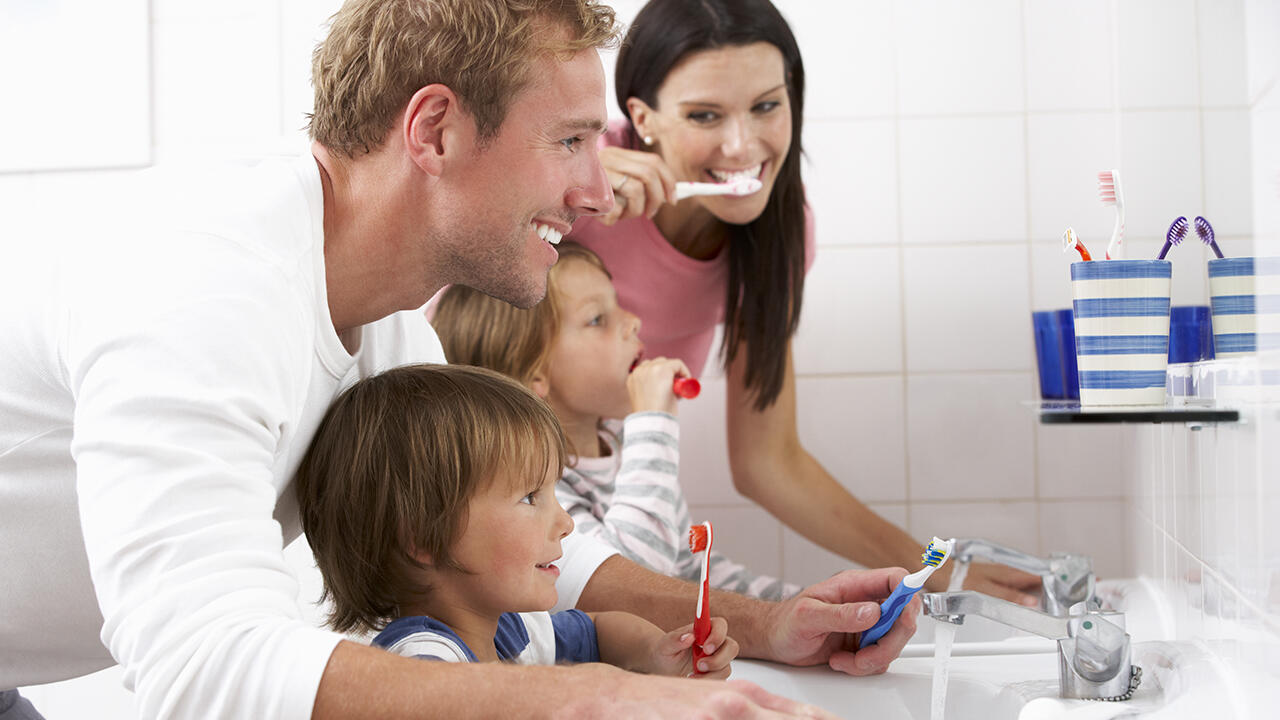 Zahnpasta oder Kinderzahncreme: Jugendliche und Kinder mit bleibenden Zähnen können die Zahncreme der Eltern mitbenutzen – wenn diese kein Zink enthält.