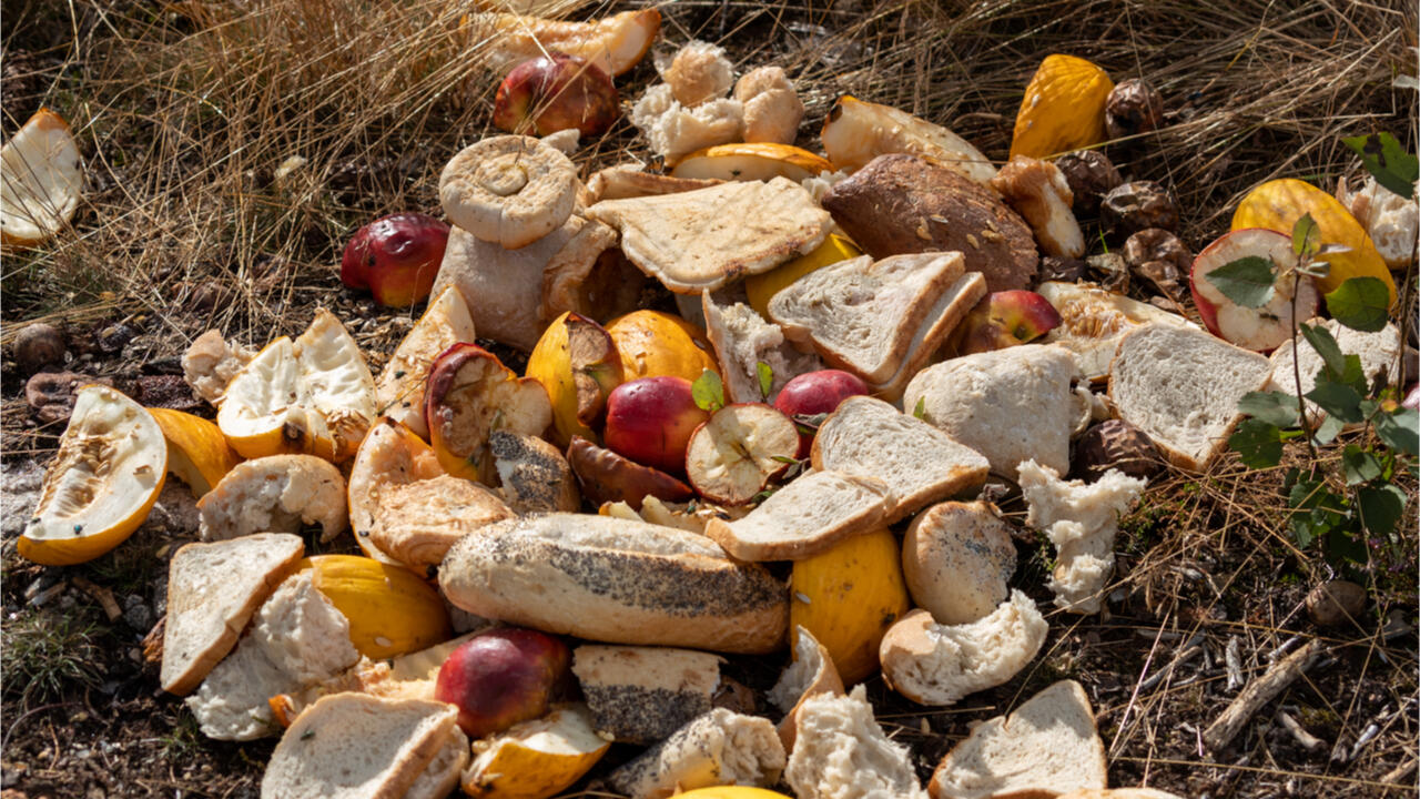 Altes, trockenes Brot kann an Nutztiere – so wie hier im Stall – verfüttert werden. Altes, trockenes Brot kann an Nutztiere – so wie hier im Stall – verfüttert werden.
