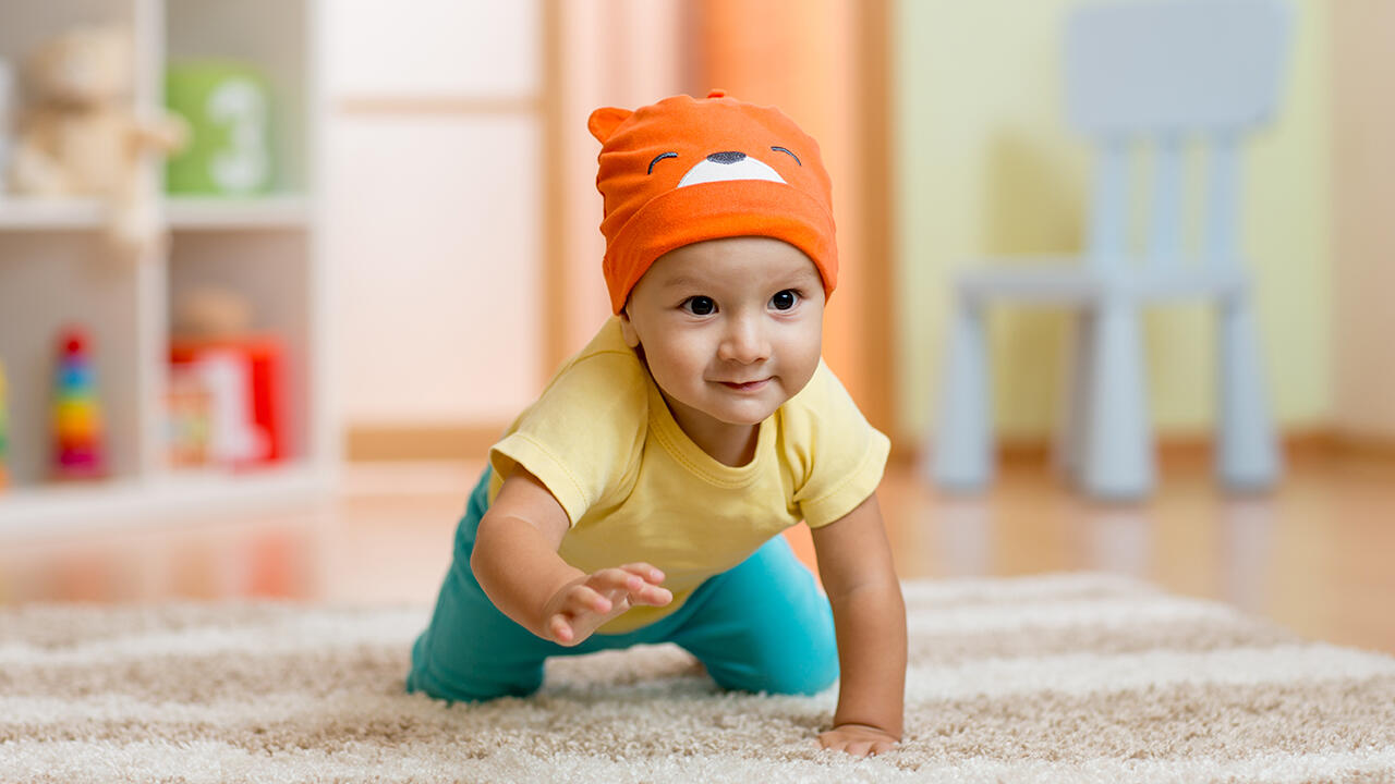 Kleine Babyfüße sollen beim Krabbeln geschützt werden. Eine Möglichkeit sind Krabbelschuhe.