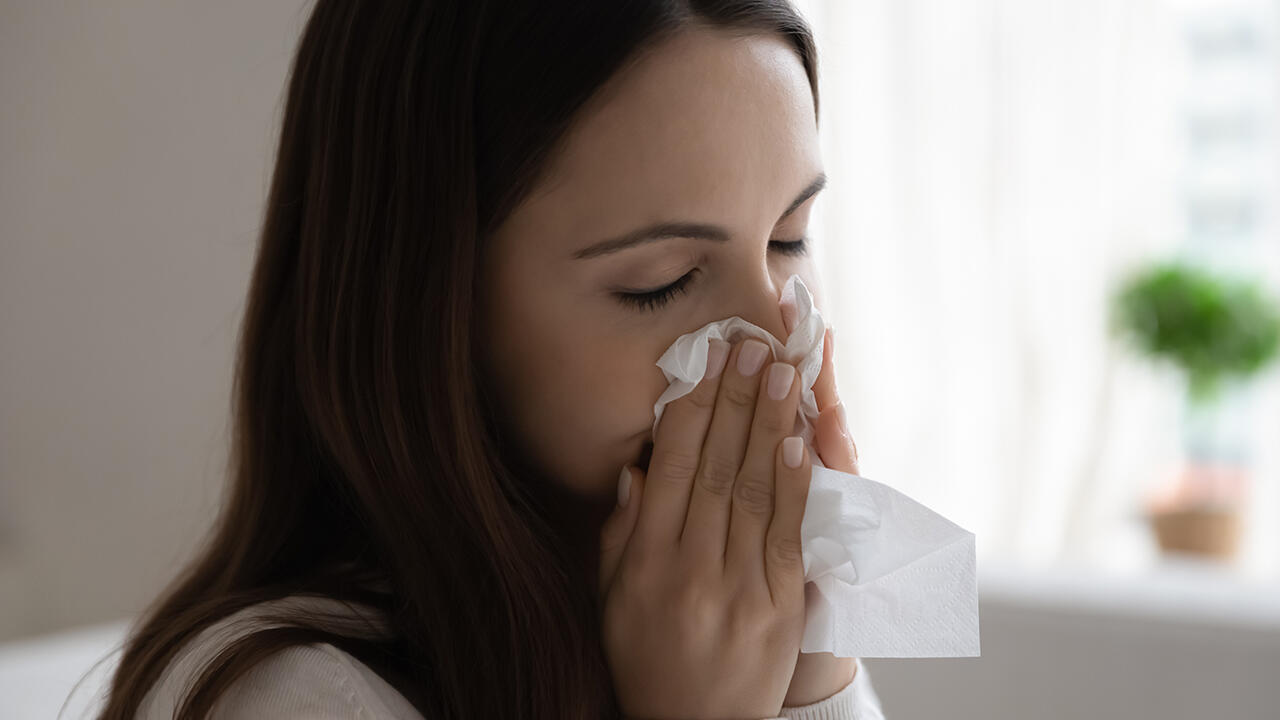 Zur Vorbeugung von Erkältungen greifen viele Menschen im Winter zu Vitamin-C und Zink-Präparaten.