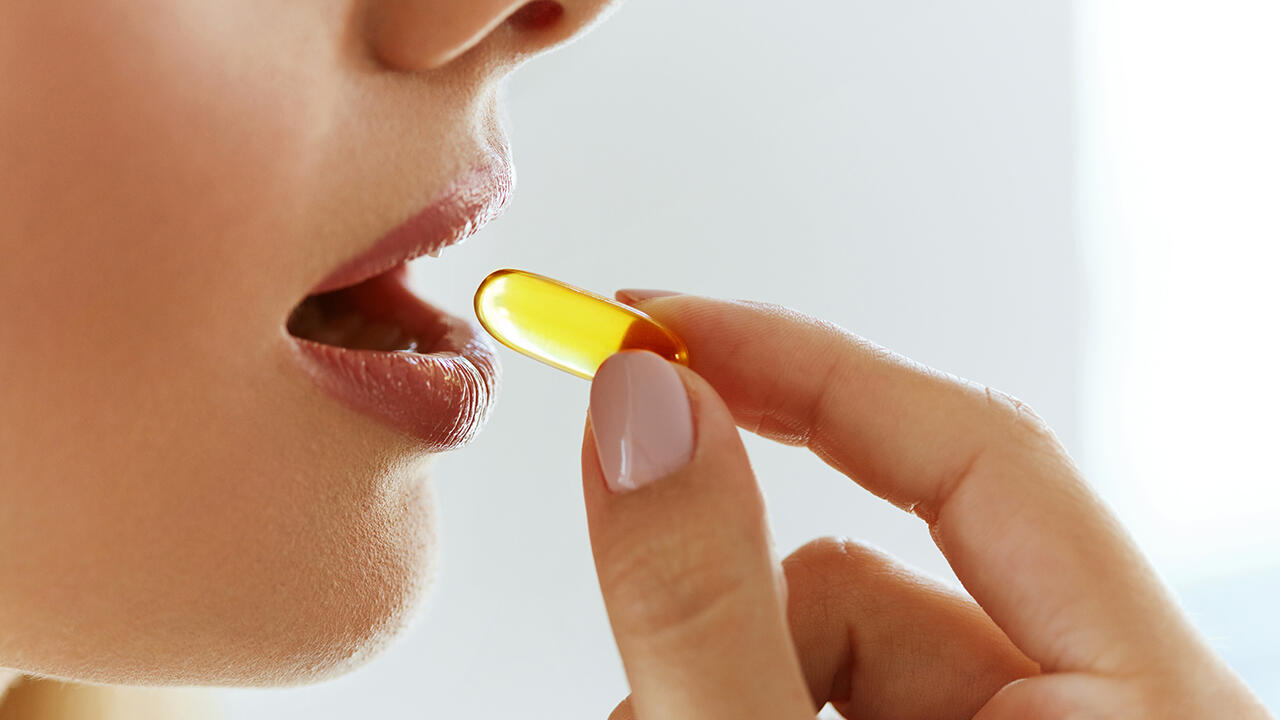 Mit einer Vitamin-C und Zink-Tablette nehmen Erwachsene häufig schon mehr als die empfohlene Tagesdosis ein.