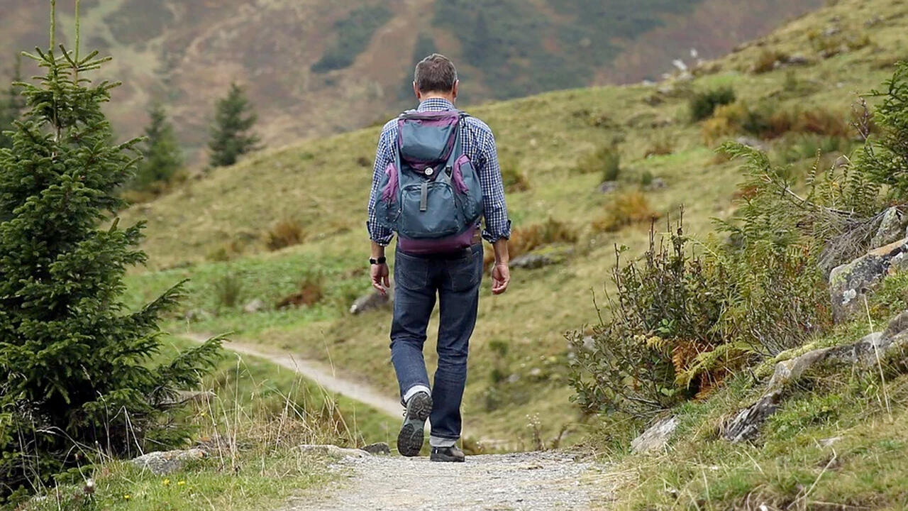 Wanderrucksäcke im Test: Der Rucksack sollte gut auf dem Rücken sitzen, sonst leiden die Schultern und Hüften.