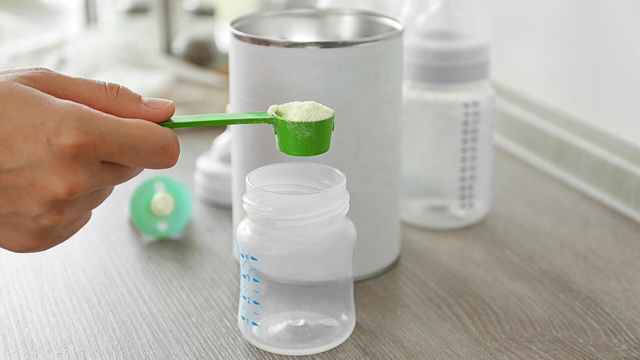 Vorsicht bei der Nutzung von HA-Säuglingsnahrung: Einige Produkte sind mit Schadstoffen belastet.