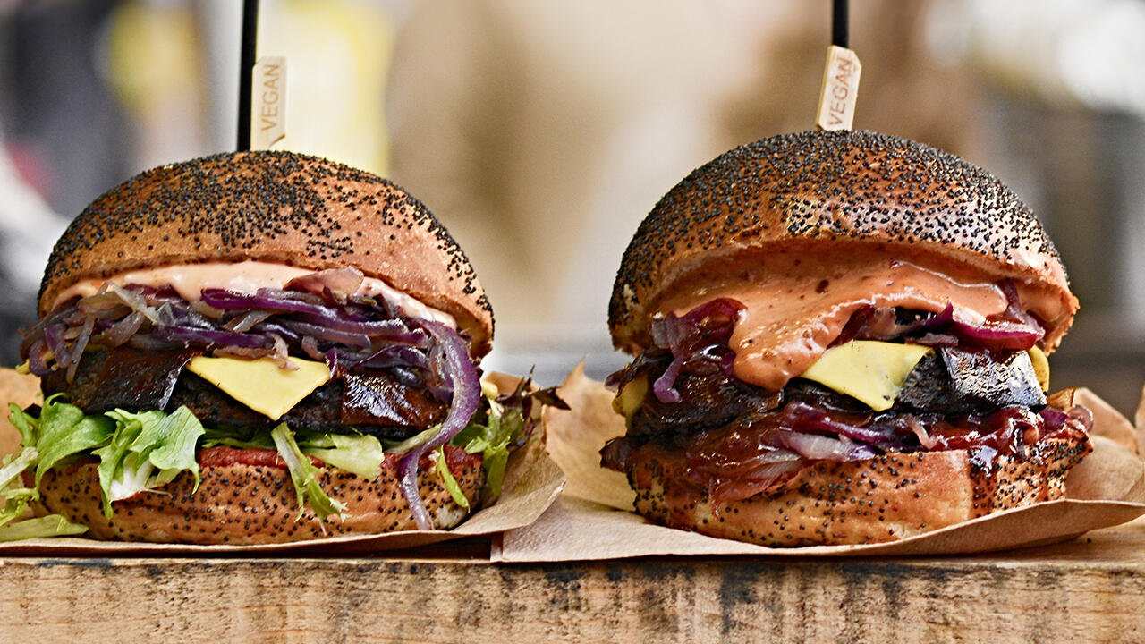 Vegane Burger sind zubereitet kaum von Burgern mit Fleisch zu unterscheiden. Vegane Burger sind zubereitet kaum von Burgern mit Fleisch zu unterscheiden.