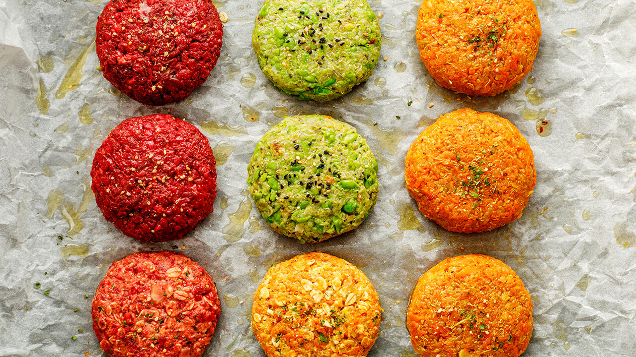 Die Nährwerte von veganen Burger-Patties unterscheiden sich stark. Es lohnt ein Blick auf die Zutatenliste. Die Nährwerte von veganen Burger-Patties unterscheiden sich stark. Es lohnt ein Blick auf die Zutatenliste.