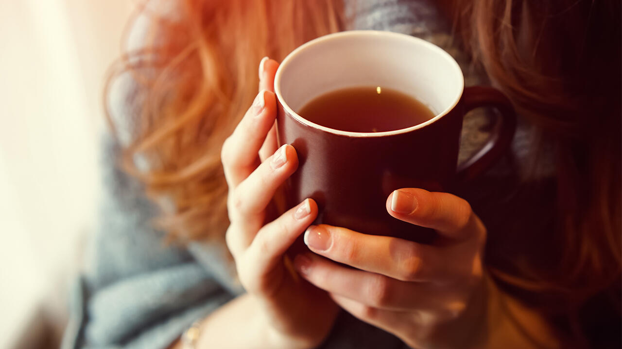 Tee trinken, um den Hustenreiz zu lindern? Unserer Meinung nach darf man von Husten- und Bronchialtees nicht zu viel erwarten.  