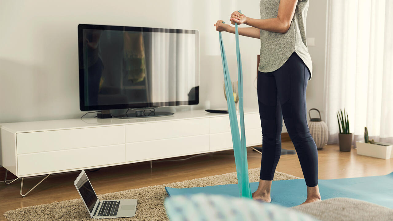 Sportgeräte für zu Hause im Test: Gymnastikbänder können eingesetzt werden, um den ganzen Körper zu trainieren.  