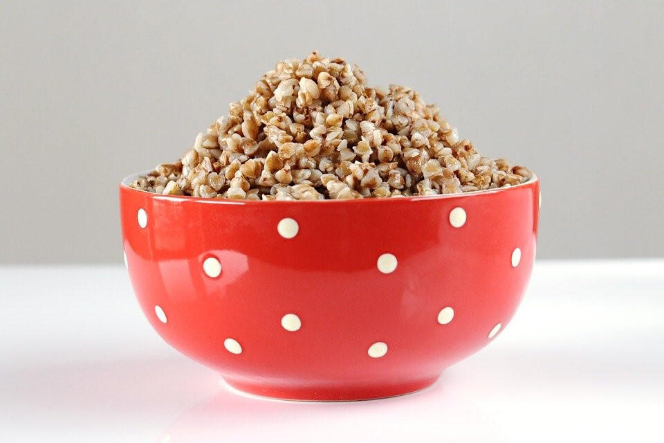 Buchweizenkörner schmecken lecker im Müsli, vor allem in Osteuropa ist auch Buchweizengrütze ein beliebtes Frühstück. Buchweizenkörner schmecken lecker im Müsli, vor allem in Osteuropa ist auch Buchweizengrütze ein beliebtes Frühstück.