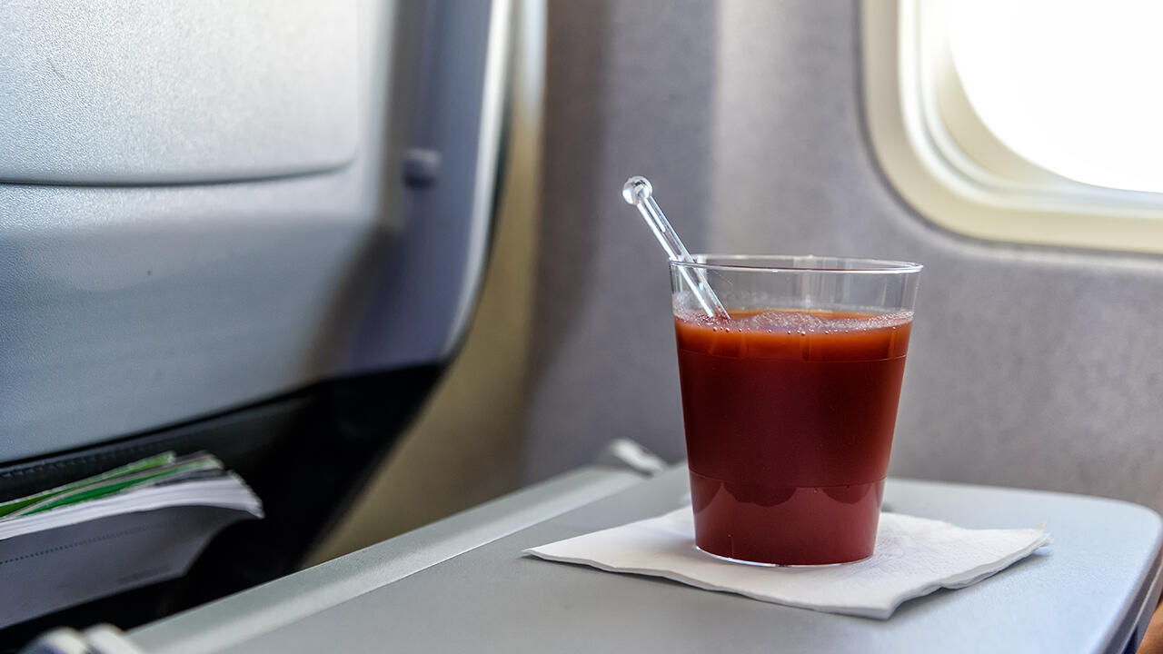 Im Flugzeug: Tomatensaft wird vor allem gerne über den Wolken verzehrt. Im Flugzeug: Tomatensaft wird vor allem gerne über den Wolken verzehrt.