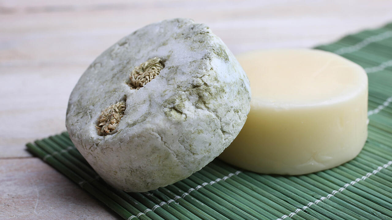 Zero Waste: Mit Haarseife und festem Haarshampoo wird eine Menge Plastik gespart. Zero Waste: Mit Haarseife und festem Haarshampoo wird eine Menge Plastik gespart.