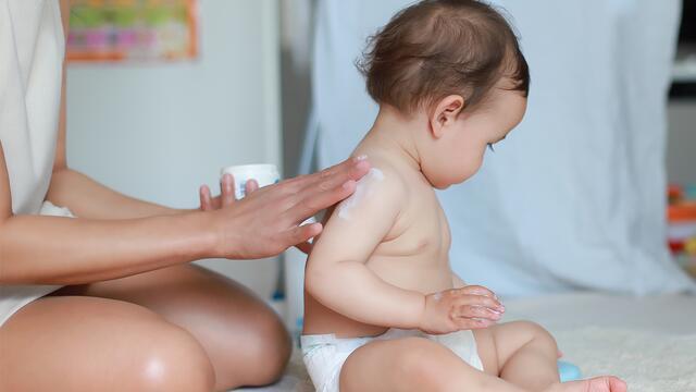 Baby eincremen: Pflegecreme dünn auftragen und gut verteilen. Baby eincremen: Pflegecreme dünn auftragen und gut verteilen.