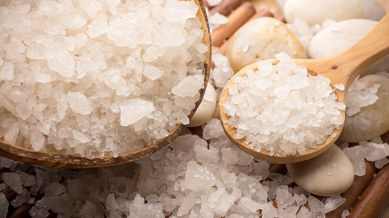 Badesalz hat einen Peeling-Effekt: Es kann die Haut weicher und geschmeidiger machen. Badesalz hat einen Peeling-Effekt: Es kann die Haut weicher und geschmeidiger machen.