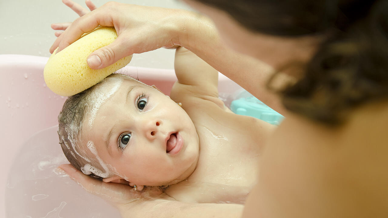 Baby-Waschgele und Baby-Waschlotionen im Test: Wir haben 20 Produkte prüfen lassen. Baby-Waschgele und Baby-Waschlotionen im Test: Wir haben 20 Produkte prüfen lassen.