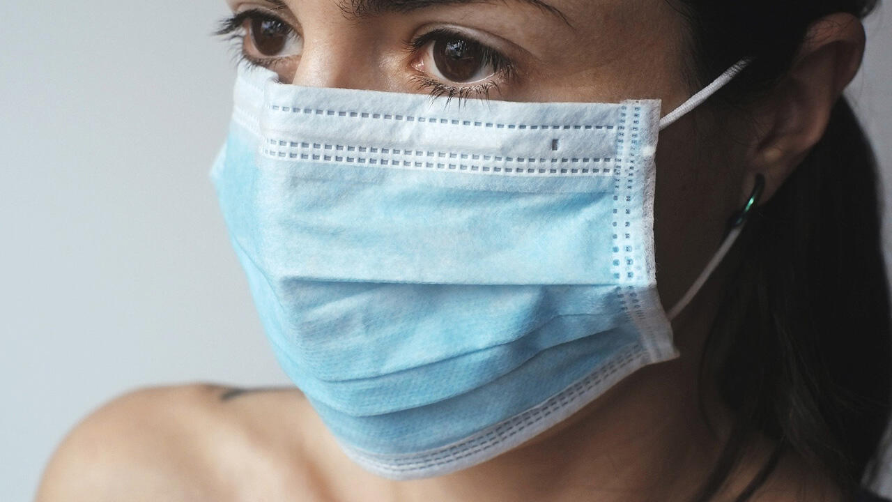 Einfache OP-Masken sind okay, aber nicht zwingend erforderlich. Selbst genähte Masken erfüllen denselben Zweck Einfache OP-Masken sind okay, aber nicht zwingend erforderlich. Selbst genähte Masken erfüllen denselben Zweck