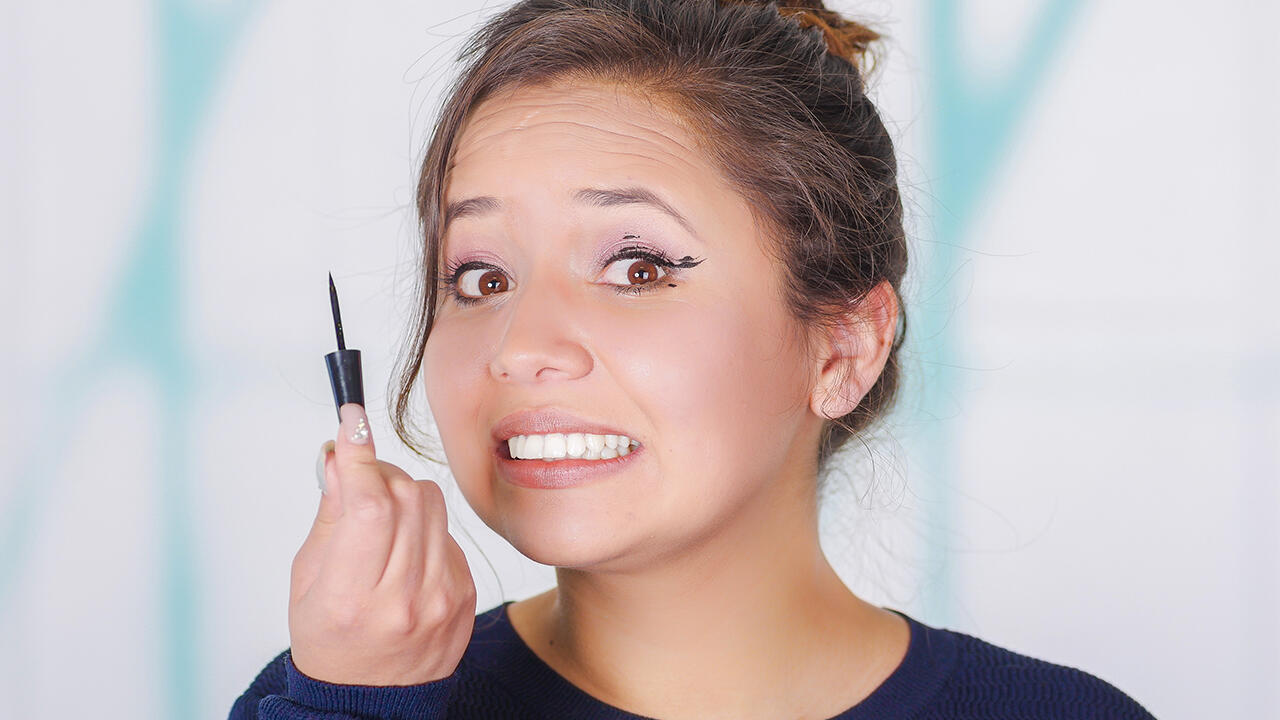 Eyeliner: Damit der Lidstrich gelingt, ist eine ruhige Hand gefragt. Eyeliner: Damit der Lidstrich gelingt, ist eine ruhige Hand gefragt.