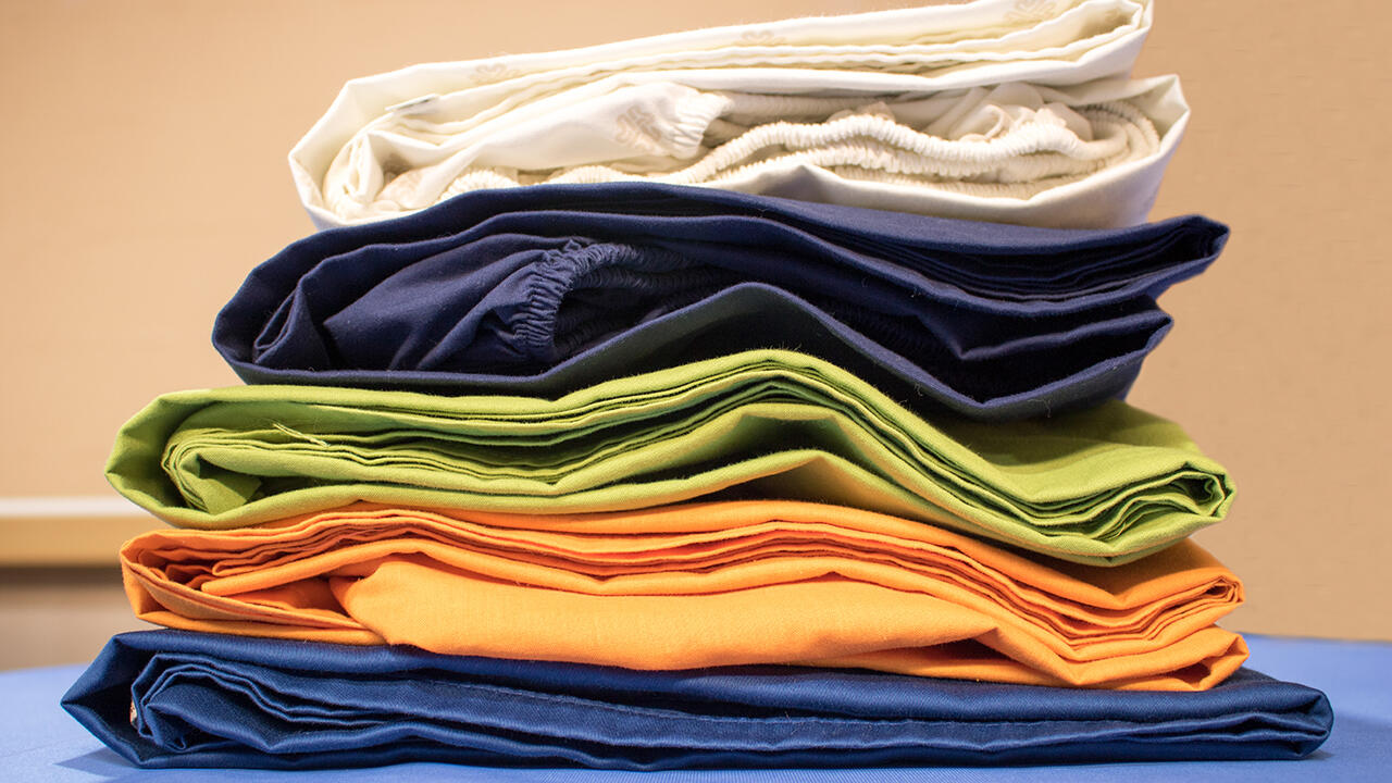 Spannbettlacken gibt es in allen erdenklichen Farben - schön, wenn sie beim Waschen nicht abfärben.