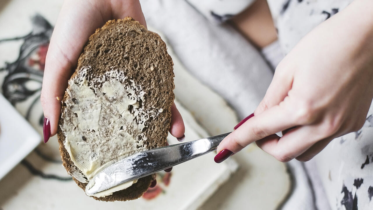 Im Labor ließen wir die Margarinen auf die wichtigsten Problemstoffe analysieren: Mineralölbestandteile, Fettschadstoffe, Weichmacher, Pestizide und polyzyklische aromatische Kohlenwasserstoffe. Ein weiterer Schwerpunkt: die Fettzusammensetzung. Im Labor ließen wir die Margarinen auf die wichtigsten Problemstoffe analysieren: Mineralölbestandteile, Fettschadstoffe, Weichmacher, Pestizide und polyzyklische aromatische Kohlenwasserstoffe. Ein weiterer Schwerpunkt: die Fettzusammensetzung.
