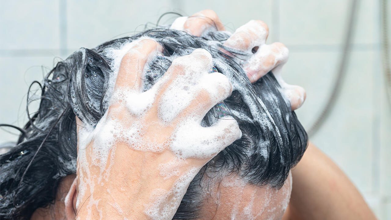 Eine regelmäßige Haarwäsche sollte nicht durch Trockenshampoo ersetzt werden.