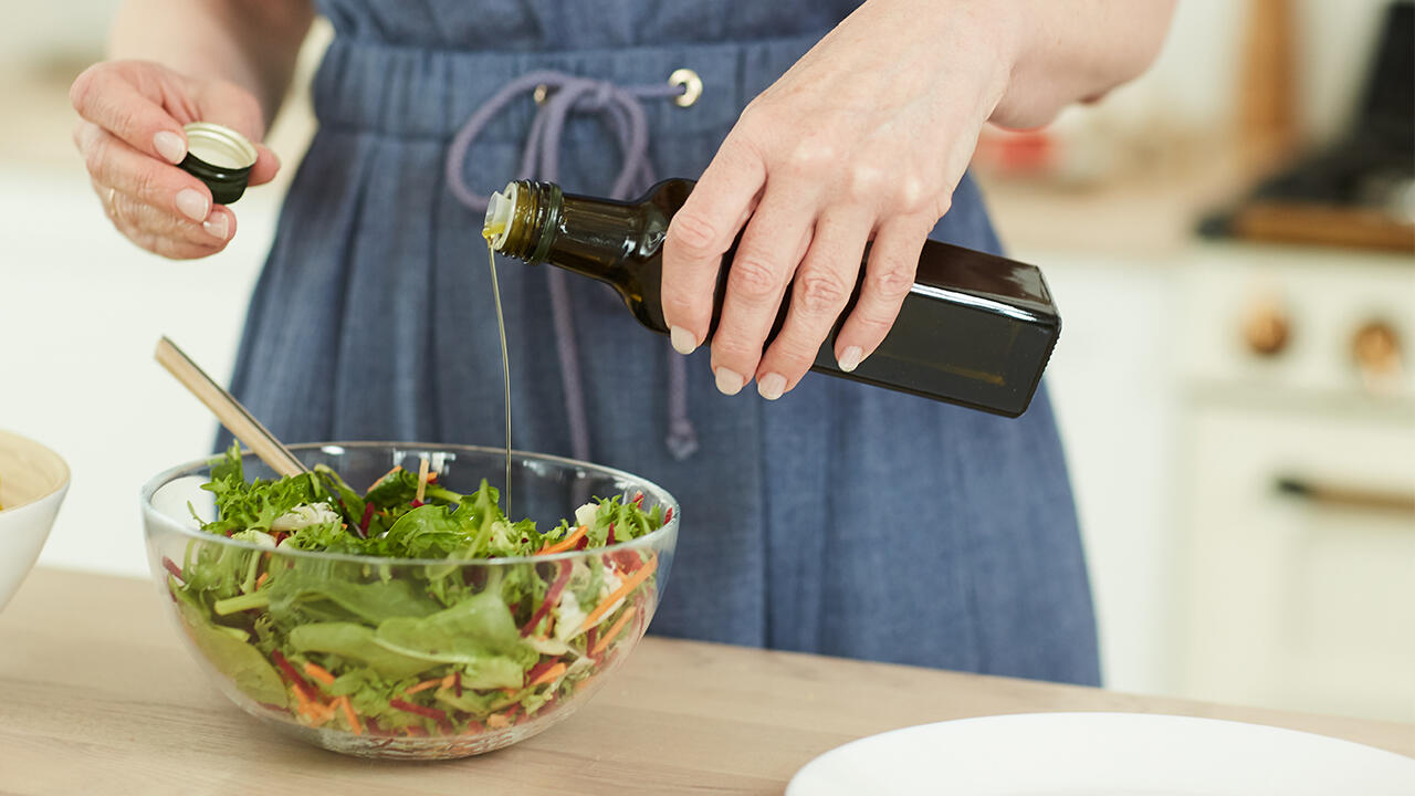 Olivenöl wird häufig für Salat-Dressing verwendet. 