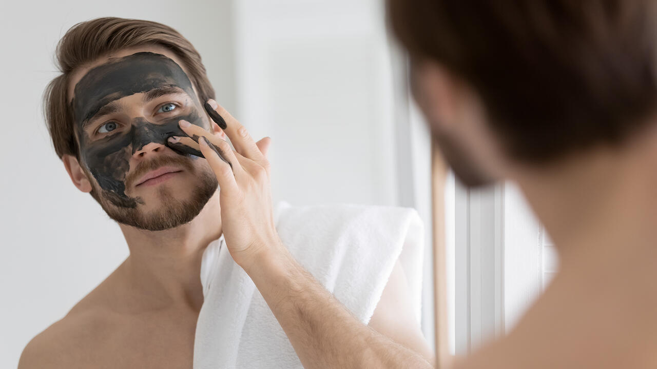 Porentiefe Reinigung versprechen Masken mit Heilerde.