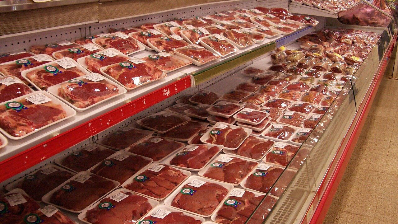 Für mehr Tierwohl muss der Preis für Fleisch und andere tierische Produkte steigen.