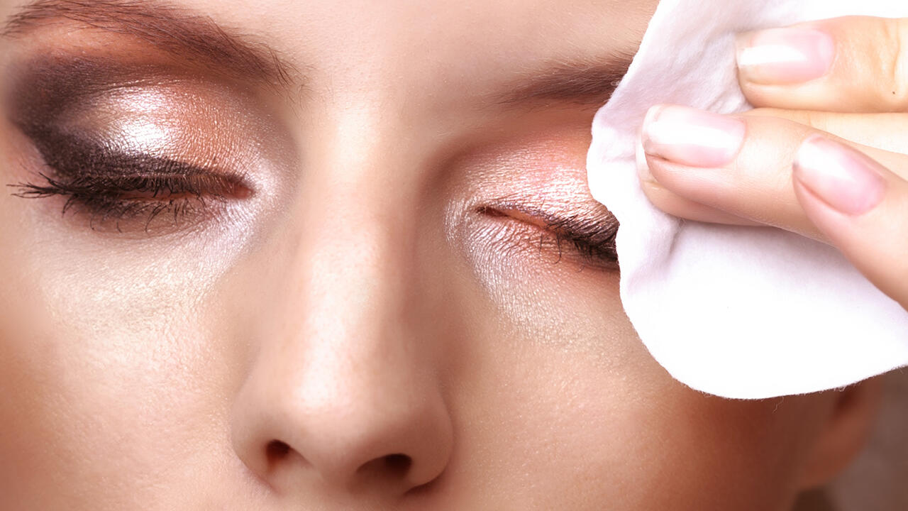 Augen-Make-Up entfernen: Nicht zu fest rubbeln oder drücken. 