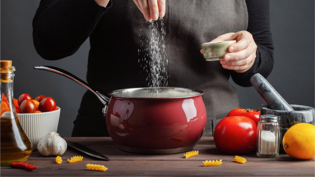 Versalzenes Essen: Salzige Nudeln lassen sich noch retten – einmal abwaschen und mit einer dezenten Soße servieren. Versalzenes Essen: Salzige Nudeln lassen sich noch retten – einmal abwaschen und mit einer dezenten Soße servieren.