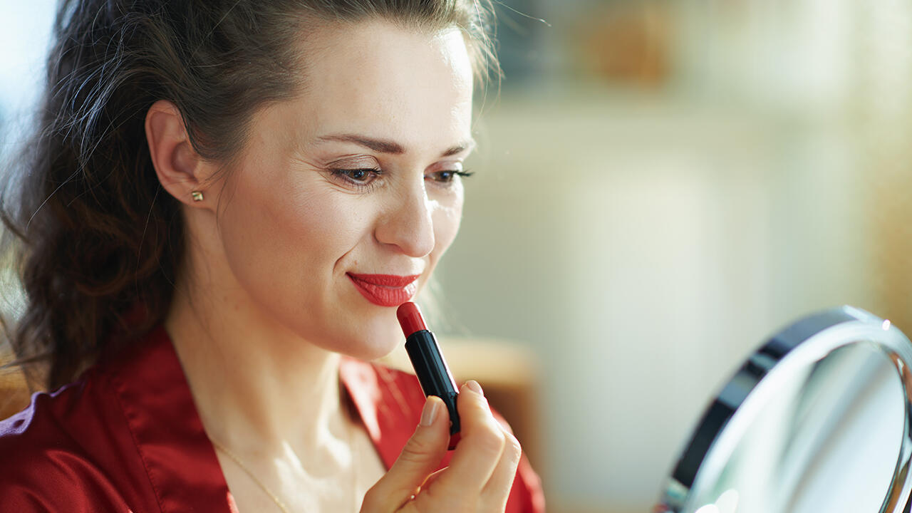 Lippenstifte werden oft täglich aufgetragen. Daher haben bedenkliche Inhaltsstoffe nichts in ihnen zu suchen.