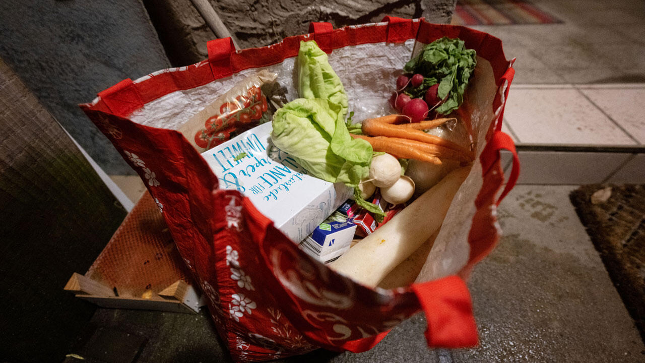 Eine Tasche voller Lebensmittel, die aus den Abfalleimern eines Supermarktes stammt.