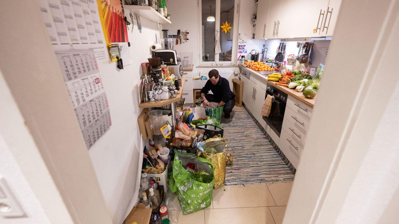 JJ nimmt Lebensmittel, die aus Mülltonnen eines Supermarktes im Großraum Stuttgart stammen, aus Einkaufstaschen.