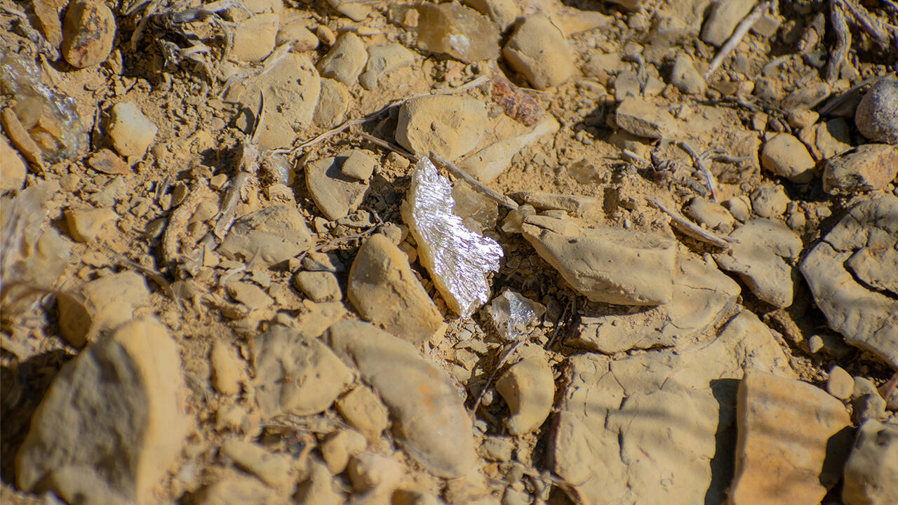 Das glitzernde Mineral Mica muss mühselig aus der Erde gewonnen werden.