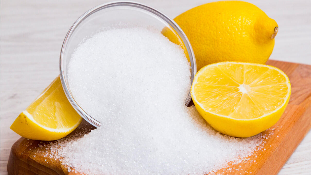 Zitronensäurepulver ist ein natürliches, aber wirksames Putzmittel für die Toilette.