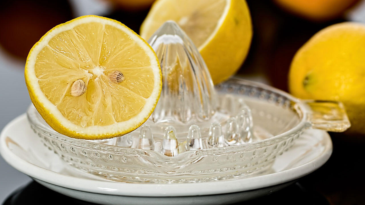 Kugelschreiberflecken mit dem Hausmittel Zitronensaft entfernen