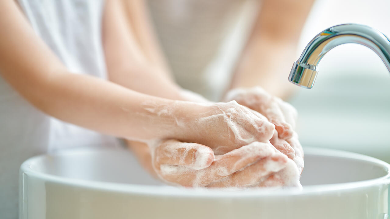Um Ansteckungen zu vermeiden, sollten die Hände gerade im Winter gründlich gewaschen werden.