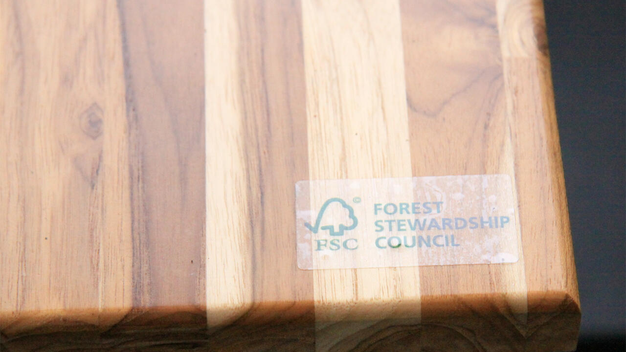 Zeichen des FSC (Forest Stewardship Council) auf einem Tisch Zeichen des FSC (Forest Stewardship Council) auf einem Tisch