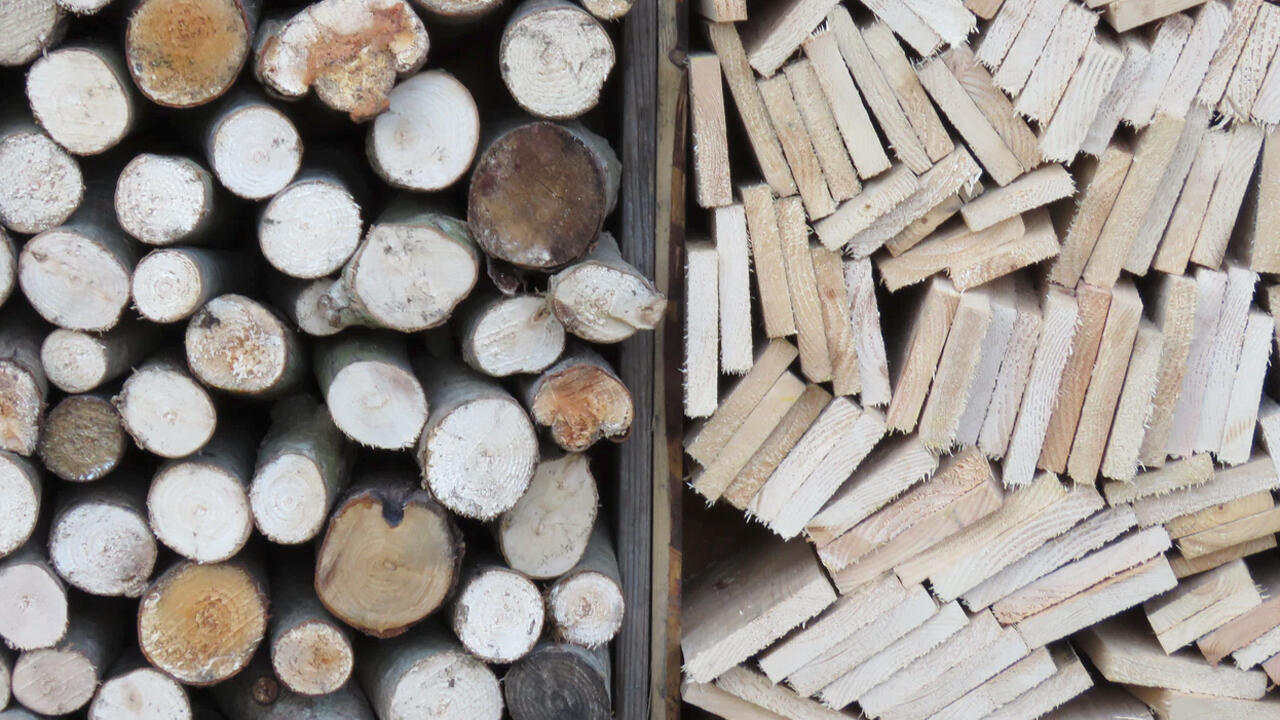 Zweimal Holz: Einmal unverarbeitet, einmal in Form von Brettern Zweimal Holz: Einmal unverarbeitet, einmal in Form von Brettern