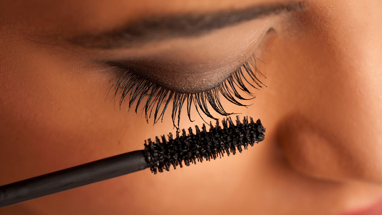 Mascara gehört für viele Frauen zur täglichen Schminkroutine dazu. Mascara gehört für viele Frauen zur täglichen Schminkroutine dazu.