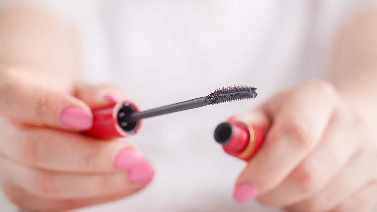 Spätestens alle sechs Monate sollte die Mascara ausgetauscht werden. Spätestens alle sechs Monate sollte die Mascara ausgetauscht werden.