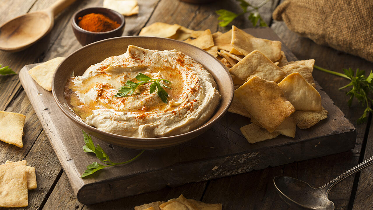 Hummus: Die orientalische Paste aus Kichererbsen, Sesam, Zitronensaft und Gewürzen ist nicht nur bei Veganern und Vegetariern beliebt.