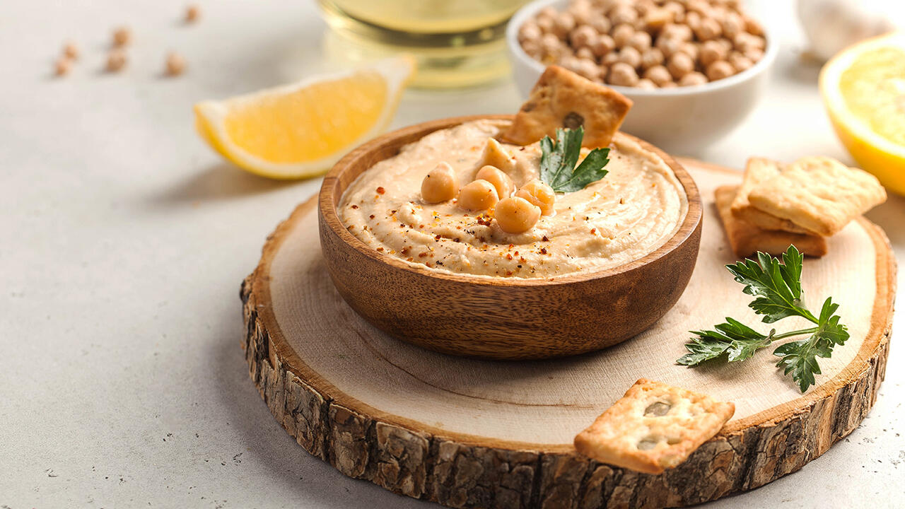 Kichererbsen lassen sich vielseitig einsetzen. Besonders bekannt sind sie als Grundzutat für Hummus. Kichererbsen lassen sich vielseitig einsetzen. Besonders bekannt sind sie als Grundzutat für Hummus.