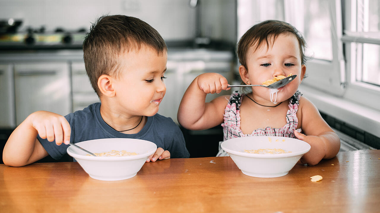 Cornflakes sind bei Kindern und Erwachsenen beliebt. Cornflakes sind bei Kindern und Erwachsenen beliebt.
