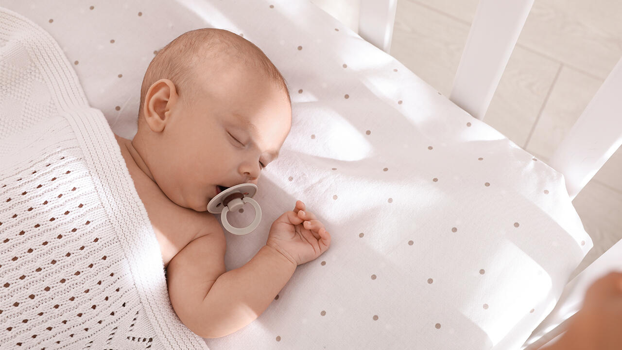 Babymatratzen-Test: Wichtig ist, dass die Kleinen auf den Kindermatratzen sicher liegen.