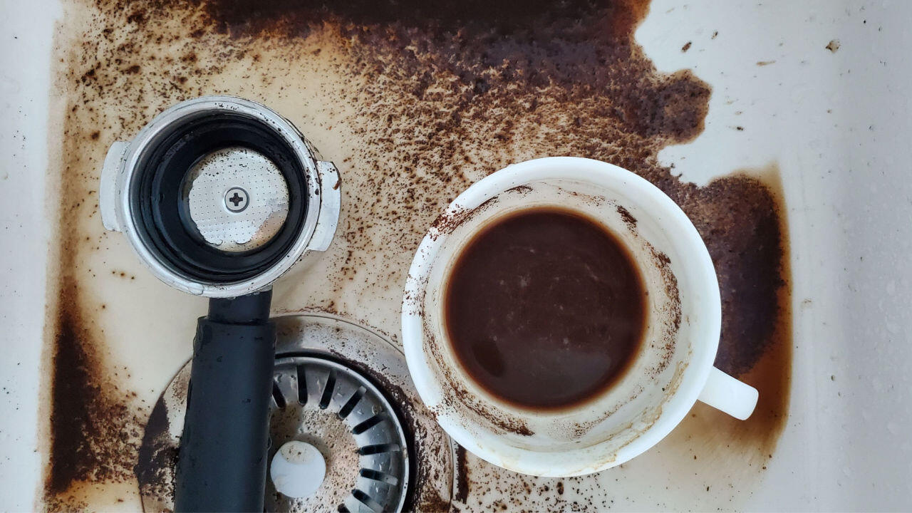 Werden (zu) viele Kaffeekörnchen heruntergespült, verstopfen diese mit der Zeit die Rohre. 