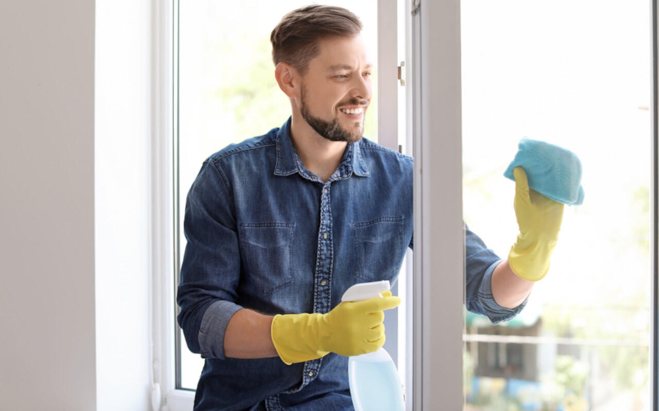 Fensterputzen gehört bei einem gründlichen Frühjahrsputz dazu. Fensterputzen gehört bei einem gründlichen Frühjahrsputz dazu.